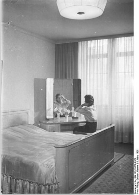 Bundesarchiv_Bild_183-29200-0578,_Schlafzimmer,_VEB_Möbelwerke_Zeulenroda.jpg